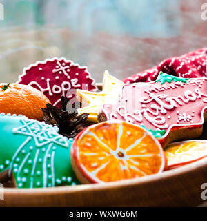 Weihnachtskarte: Mandarinen, Gingerbread Cookies von orange Scheiben, einen Weihnachtsstern und Grüße zu Weihnachten Stockfoto