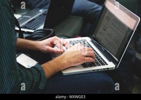Büro, officework, officemeeting, Konferenz, Arbeit, Kommunikation, Hinweis, botebook, mobil, Smartphone, Schreibtisch, Tisch, Geschäft, Finanzen, Buchhaltung, Geld. Stockfoto
