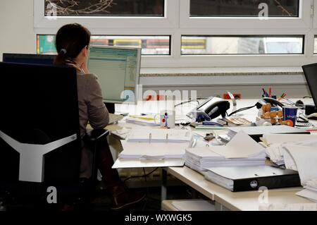 Büro, officework, officemeeting, Konferenz, Arbeit, Kommunikation, Hinweis, botebook, mobil, Smartphone, Schreibtisch, Tisch, Geschäft, Finanzen, Buchhaltung, Geld. Stockfoto