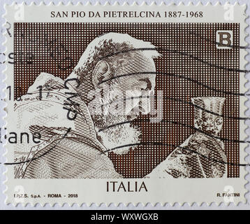 Der heilige Pater Pio von Pietrelcina auf italienischen Stempel Stockfoto