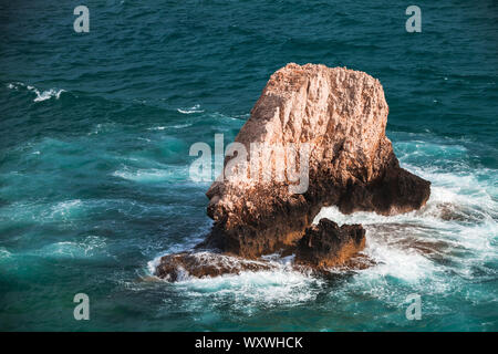 Felsige Inselchen mit plätschernden Wellen. Mittelmeer, Zypern Stockfoto