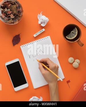 Moderne Farbtabelle Büro Schreibtisch mit notepad Smartphone und anderen Materialien, die mit einer Tasse Kaffee. Leere notepad Seite für die Texteingabe in der Mitte. Top Stockfoto