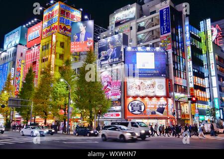 Tokio, Japan - Dezember 1, 2016: Bunte neons von Akihabara in Tokio, Japan. Akihabara ist auch als elektrische Stadt Bezirk bekannt, hat Es Reput Stockfoto