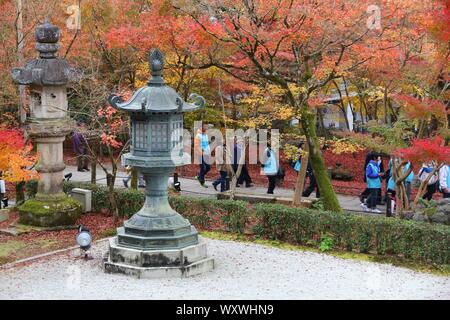 KYOTO, JAPAN - November 24, 2016: die Menschen besuchen Eikando Zenrinji Tempel in Kyoto, Japan. Die jodo Buddhismus Tempel stammt aus dem Jahr 853. Stockfoto