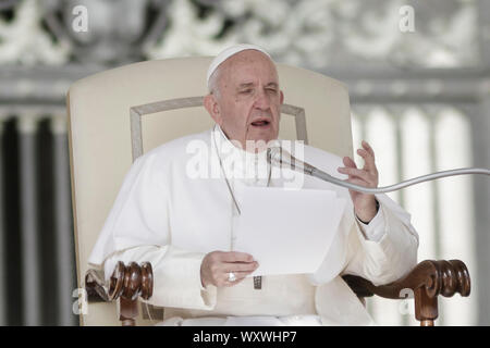 Vatikan, Vatikan. 18. September, 2019. Papst Franziskus liefert seine Predigt während der Generalaudienz auf dem Petersplatz. Credit: Giuseppe Ciccia/Alamy leben Nachrichten Stockfoto