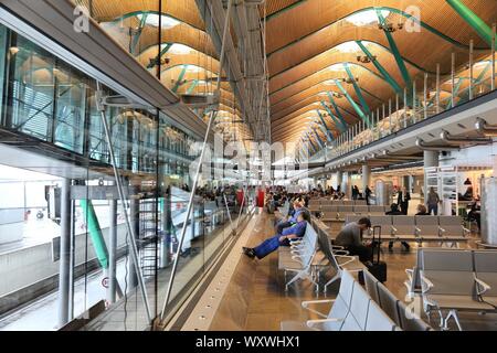 MADRID, Spanien - 20. NOVEMBER 2016: Menschen am Terminal T4 am Flughafen Madrid Barajas in Spanien warten. Es ist die 6 verkehrsreichsten Flughafen Europas, mit 50,4 Mill Stockfoto