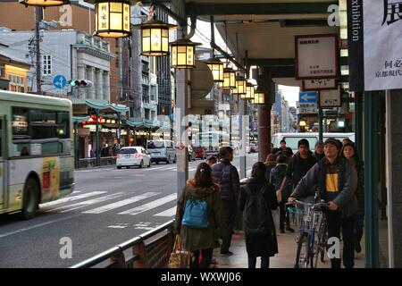 KYOTO, Japan - 24. NOVEMBER 2016: Menschen kaufen bei Shijo-Dori in Kyoto, Japan. Kyoto ist eine große Stadt mit einer Bevölkerung von 1,5 Millionen. Stockfoto