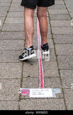 Deutschland, Berlin, Mitte, Weinbergsweg, September 2019. Rosa rebel Aufkleber Werbung der Welt globale Klima Streik am 20. September 2019 Gerade vor einem UN-Klimagipfel in Notfällen. Junge Menschen die Welt weiterhin auf die alarmierende Klima Krisen in ihrer "Freitags aufmerksam zu machen für die Zukunft" protestiert. Slogan auf Pflaster sagt 'Stay auf der Linie für gutes Karma' Stockfoto