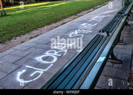 Deutschland, Berlin, Mitte Volkspark am Weinberg, September 2019. Werbung die Welt globale Klima Streik am 20. September 2019 Gerade vor einem UN-Klimagipfel in Notfällen. Junge Menschen die Welt weiterhin auf die alarmierende Klima Krisen in ihrer "Freitags aufmerksam zu machen für die Zukunft" protestiert. Stockfoto