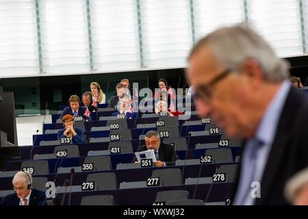 18. September 2019, France (Frankreich), Straßburg: Mitglieder der Brexit Partei (zurück) hören sie die Rede von Präsident Jean-Claude Juncker (vorne, verschwommen) in den Plenarsaal des Europäischen Parlaments. Während der Sitzung der EU-Parlament, die Abgeordneten debattieren die Brexit. Der Präsident der EU-Kommission Juncker will über sein Treffen mit dem britischen Premierminister Johnson zu informieren. Eine Auflösung ist auch, die zur Abstimmung gestellt werden. Foto: Philipp von Ditfurth/dpa Stockfoto