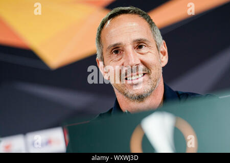 18. September 2019, Hessen, Frankfurt/Main: Fußball: Europa League, Eintracht Frankfurt - FC Arsenal London, Gruppenphase, Gruppe F, Pressekonferenz, in der Commerzbank-Arena. Frankfurt Trainer Adi Hütter lacht. Foto: Uwe Anspach/dpa Stockfoto