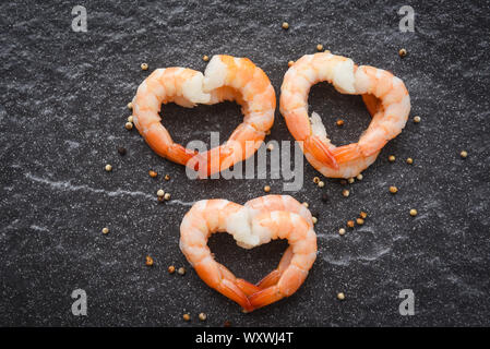 Meeresfrüchte Garnelen Herzform/Gekochte Garnelen Garnelen auf dunklem Hintergrund - Valentines Abendessen romantische Liebe Essen und Liebe kochen Konzept Stockfoto