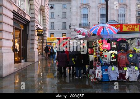 LONDON, Großbritannien - 13 Mai, 2012: die Menschen besuchen Sie Piccadilly Circus Souvenir shop in London, England. London ist die bevölkerungsreichste Stadt in Großbritannien mit 13 Millionen Stockfoto