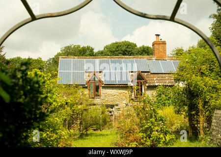 Sonnenkollektoren auf ein Landhaus, Somerset, England, UK. Stockfoto