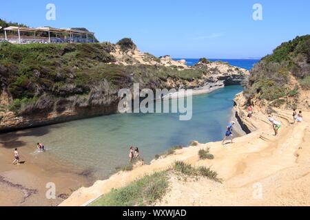 Korfu, Griechenland - 31. MAI 2016: Menschen am Strand in Sidari, Korfu, Griechenland genießen. 558.000 Touristen besucht, Korfu im Jahr 2012. Stockfoto