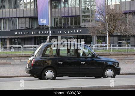 LONDON, Großbritannien - 23 April, 2016: Black Cab wartet vor Königin Elizabeth II. in London, UK. London ist die bevölkerungsreichste Stadt in Großbritannien mit 13 m Stockfoto