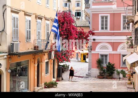 Korfu, Griechenland - Juni 5, 2016: die Menschen besuchen die Stadt Korfu in Griechenland. Die Altstadt von Korfu ist ein UNESCO-Weltkulturerbe. Stockfoto