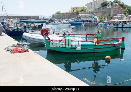 Ajaccio, Korsika, 2019-08-04, Private Fischerboote im Hafen von Ajaccio Frankreich günstig. Stockfoto