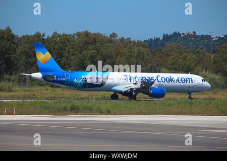 Korfu, Griechenland - Juni 6, 2016: Thomas Cook Fluggesellschaft Airbus A321 am internationalen Flughafen Korfu, Griechenland. Thomas Cook Group ist eine britische Global Travel com Stockfoto