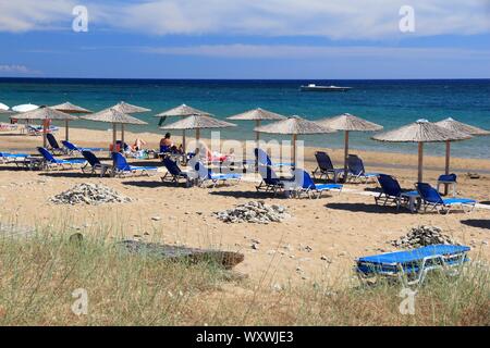 Korfu, Griechenland - Juni 4, 2016: Menschen am Strand in Issos, Korfu, Griechenland genießen. 558.000 Touristen besucht, Korfu im Jahr 2012. Stockfoto