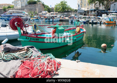 Ajaccio, Korsika, 2019-08-04, Private Fischerboote im Hafen von Ajaccio Frankreich günstig. Stockfoto