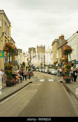 Suchen der High Street in Richtung Wells Cathedral, Wells, Somerset, England, UK. Stockfoto
