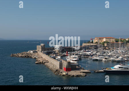 Ajaccio, Korsika, 2019-08-04, Super Yachten vor Anker in der Bucht von Ajaccio Frankreich Stockfoto