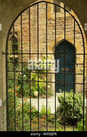 Schmiedeeiserne Tore auf vikare Schließen, Wells, Somerset, England, UK. Stockfoto