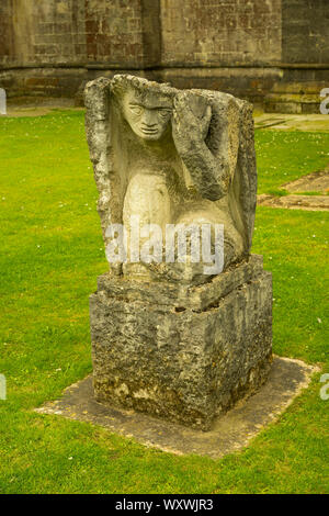 Steinbildhauerei der Engel von St. Matthäus eine der vier Evangelisten außerhalb Wells Cathedral, Wells, Somerset, England, UK. Stockfoto