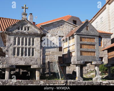 Horreos/Maisspeicher, ein traditioneller galicischer Kornspeicher in europäischen Fischerdorf Combarro in Pontevedra in Spanien Stockfoto