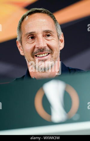 18. September 2019, Hessen, Frankfurt/Main: Fußball: Europa League, Eintracht Frankfurt - FC Arsenal London, Gruppenphase, Gruppe F, Pressekonferenz, in der Commerzbank-Arena. Frankfurt Trainer Adi Hütter lacht. Foto: Uwe Anspach/dpa Stockfoto