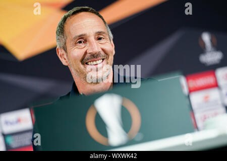 18. September 2019, Hessen, Frankfurt/Main: Fußball: Europa League, Eintracht Frankfurt - FC Arsenal London, Gruppenphase, Gruppe F, Pressekonferenz, in der Commerzbank-Arena. Frankfurt Trainer Adi Hütter lacht. Foto: Uwe Anspach/dpa Stockfoto