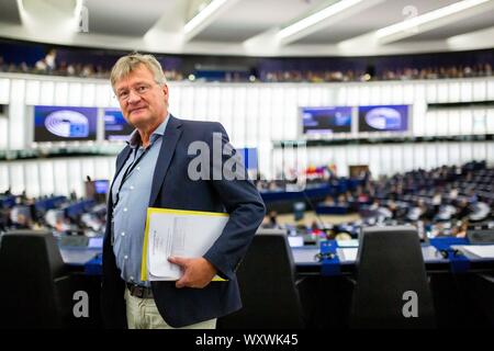 18. September 2019, France (Frankreich), Straßburg: Jörg Meuthen (AfD), Mitglied des Europäischen Parlaments, steht in den Plenarsaal des Europäischen Parlaments. Während der Sitzung der EU-Parlament, die Abgeordneten debattieren die Brexit. Der Präsident der EU-Kommission Juncker will über sein Treffen mit dem britischen Premierminister Johnson zu informieren. Eine Auflösung ist auch, die zur Abstimmung gestellt werden. Foto: Philipp von Ditfurth/dpa Stockfoto