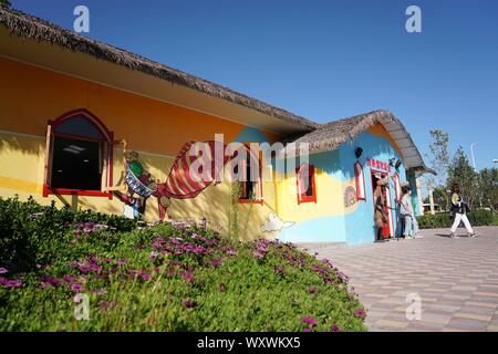 (190918)-BEIJING, Sept. 18, 2019 (Xinhua) - Menschen besuchen die Ghana Garten während der "Ghana Tag' an der Peking Internationale Gartenbauausstellung in Peking, der Hauptstadt von China, Sept. 18, 2019. Die "Ghana Tag' Fall wurde an der Peking Internationale Gartenbauausstellung am Mittwoch statt. (Xinhua / Ju Huanzong) Stockfoto