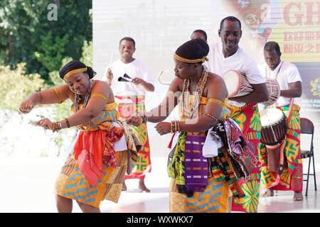 (190918)-BEIJING, Sept. 18, 2019 (Xinhua) - troupers durchführen, während der "Ghana Tag' an der Peking Internationale Gartenbauausstellung in Peking, der Hauptstadt von China, Sept. 18, 2019. Die "Ghana Tag' Fall wurde an der Peking Internationale Gartenbauausstellung am Mittwoch statt. (Xinhua / Ju Huanzong) Stockfoto