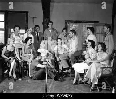 MARLON BRANDO visits Studenten bei UNIVERSAL-INTERNATIONALEN STUDIOS SCHULE DES MOTION PICTURE DRAMA 1955 einschließlich Clint Eastwood Mamie van Doren DAVID JANSSEN und GRANT WILLIAMS Universal Pictures Company, Inc. Stockfoto