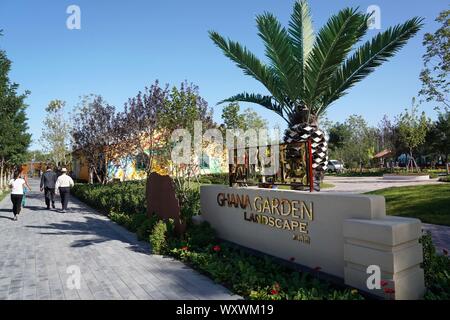 (190918)-BEIJING, Sept. 18, 2019 (Xinhua) - Menschen besuchen die Ghana Garten während der "Ghana Tag' an der Peking Internationale Gartenbauausstellung in Peking, der Hauptstadt von China, Sept. 18, 2019. Die "Ghana Tag' Fall wurde an der Peking Internationale Gartenbauausstellung am Mittwoch statt. (Xinhua / Ju Huanzong) Stockfoto