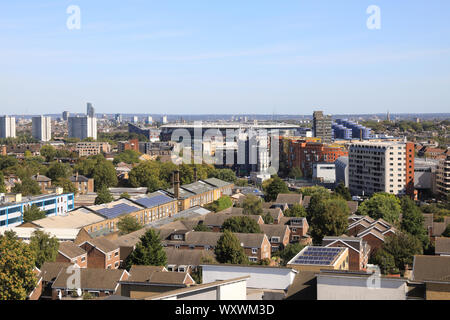 Blick nach Osten in Richtung der Emirates Stadium von der Oberseite des historischen Caledonian Clock Tower, vor kurzem restauriert, in Islington, London, UK Stockfoto