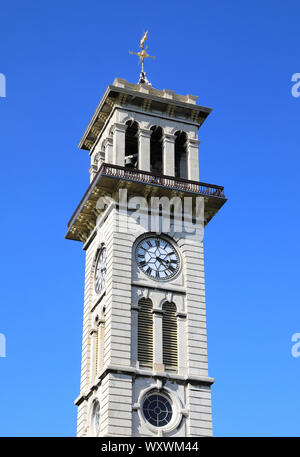 Die vor kurzem restaurierte historische Caledonian Clock Tower im Caledonian Park, Standort der ehemaligen Viehmarkt, in Islington, London, UK Stockfoto