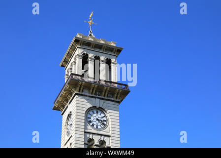 Die vor kurzem restaurierte historische Caledonian Clock Tower im Caledonian Park, Standort der ehemaligen Viehmarkt, in Islington, London, UK Stockfoto