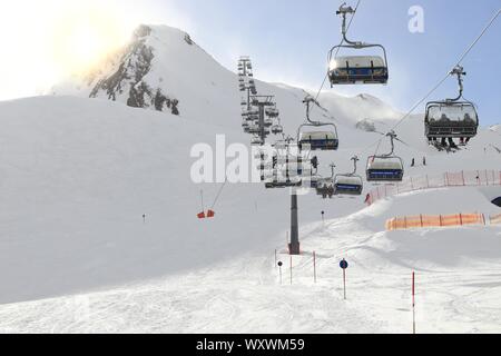 HINTERTUX, Österreich - 10. MÄRZ 2019: Skigebiet Hintertuxer Gletscher in Tirol, Österreich. Das Resort ist im Zillertal der Zentralen Easte entfernt Stockfoto