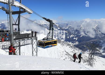 MAYRHOFEN, Österreich - 12 März, 2019: die Menschen besuchen Mayrhofen Skigebiet in Tirol, Österreich. Das Resort ist im Zillertal von Central Stadtmitte Stockfoto