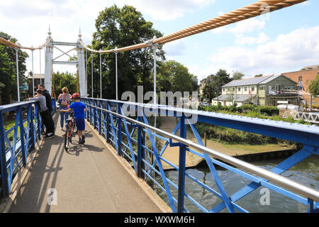 Fußgängerbrücke über die Themse in ziemlich Teddington Sperren, in Middlesex, Großbritannien Stockfoto