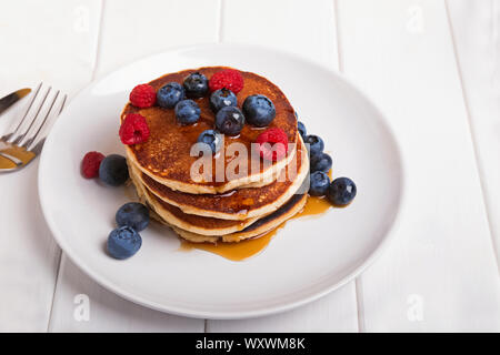 Stapel von köstlichen hausgemachten pankes mit Beeren auf dem weißen Teller close-up Stockfoto