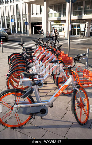 Mobike Fahrräder am Breslauer Platz am Hauptbahnhof, Köln, Deutschland mobike Mietfahrraeder mit dem Breslauer Platz zu vermieten am Hauptbahnhof, Koe Stockfoto
