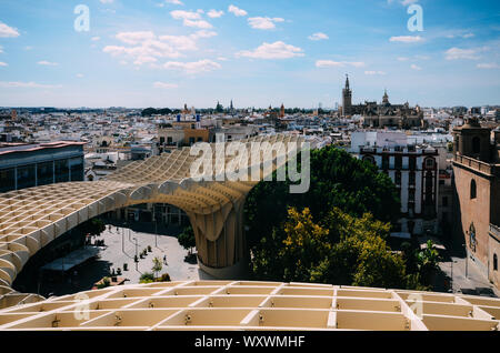 Sevilla, Spanien - Sept 10, 2019: Blick von oben auf dem Platz Metropol Parasol, Setas de Sevilla, an einem sonnigen Sommertag Stockfoto