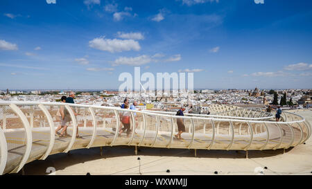 Sevilla, Spanien - Sept 10, 2019: Blick von oben auf dem Platz Metropol Parasol, Setas de Sevilla, an einem sonnigen Sommertag Stockfoto