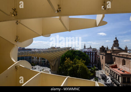 Sevilla, Spanien - Sept 10, 2019: Blick von oben auf dem Platz Metropol Parasol, Setas de Sevilla, an einem sonnigen Sommertag Stockfoto