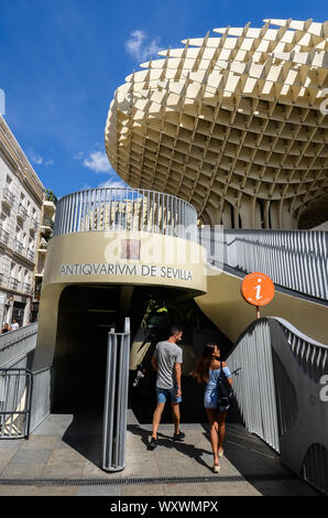 Sevilla, Spanien - Sept 10, 2019: Eingang zum Raum Metropol Parasol, Setas de Sevilla, an einem sonnigen Sommertag Stockfoto