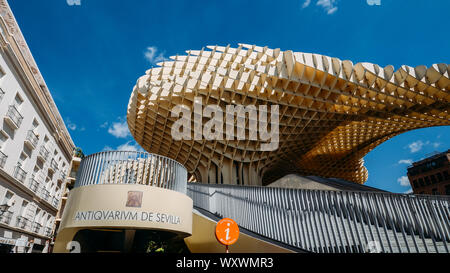 Sevilla, Spanien - Sept 10, 2019: Eingang zum Raum Metropol Parasol, Setas de Sevilla, an einem sonnigen Sommertag Stockfoto